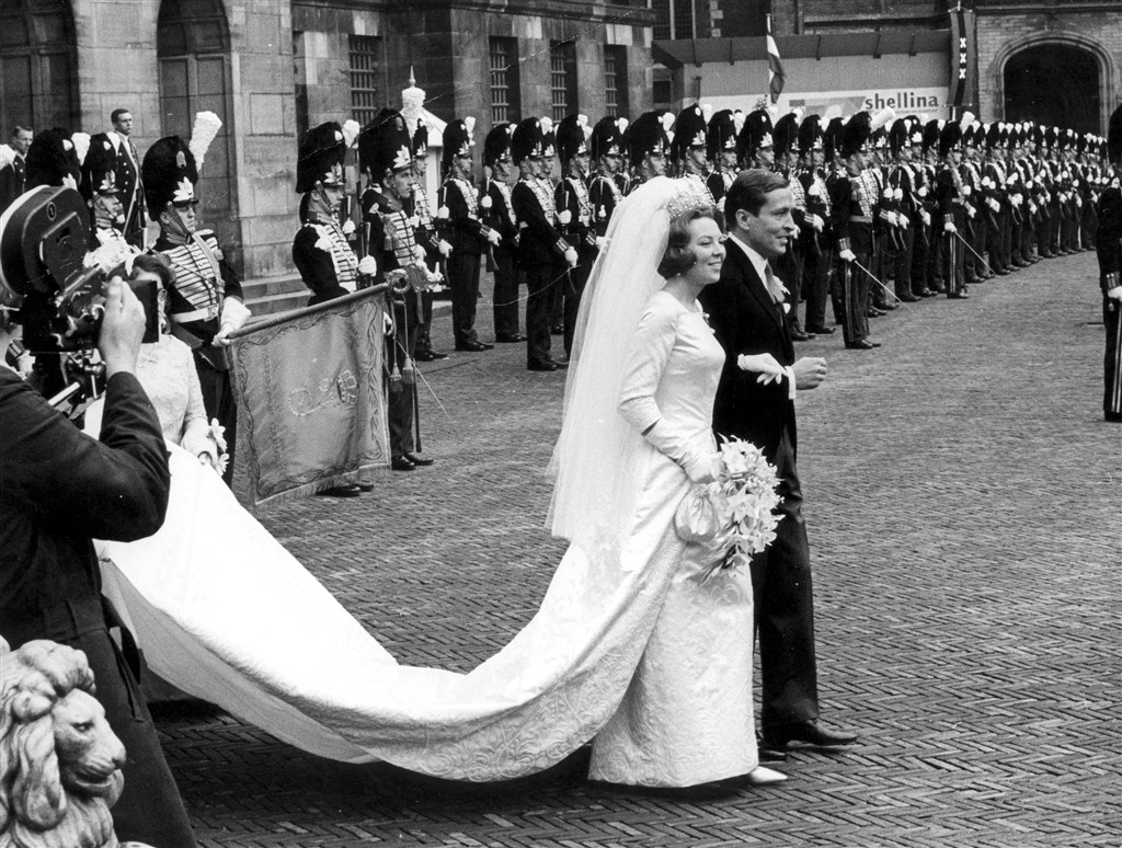 Royaal terugblikken: 55 jaar geleden trouwden Beatrix en Claus